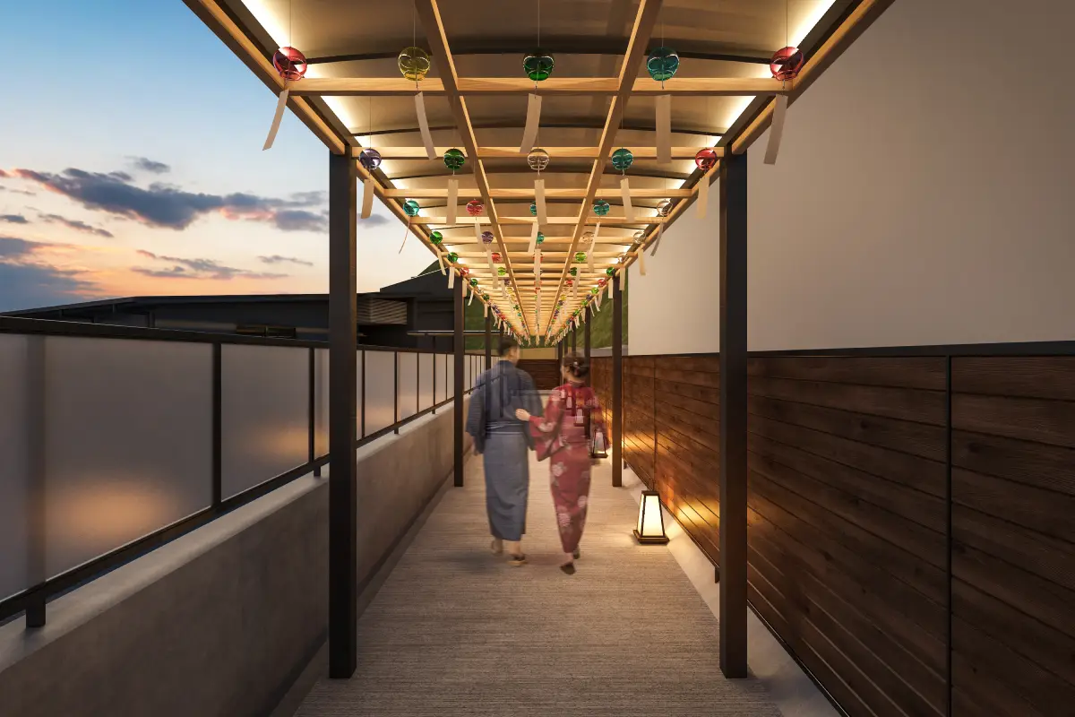 ホテル本館から続く連絡通路には、季節感あふれる装飾を施しています。